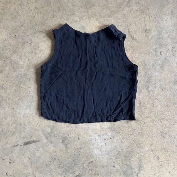 Small sleeveless black crop top - Picture 2 of 4